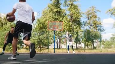 年轻人和朋友在户外打篮球，运球和进球